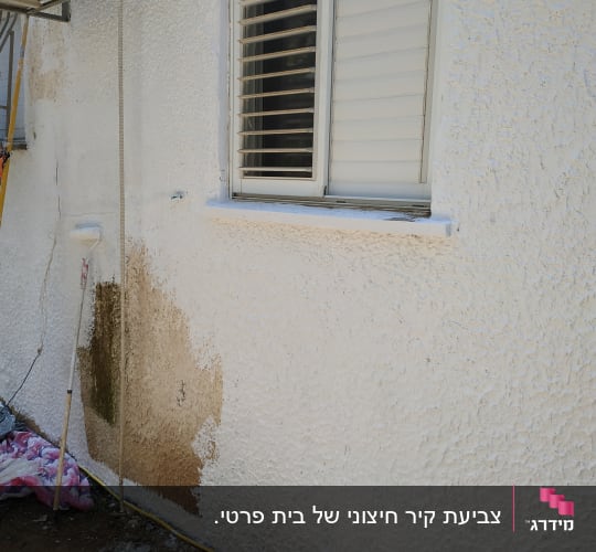 עבודת צביעה ותיקון קיר חיצוני בעל טקסטורת שפריץ